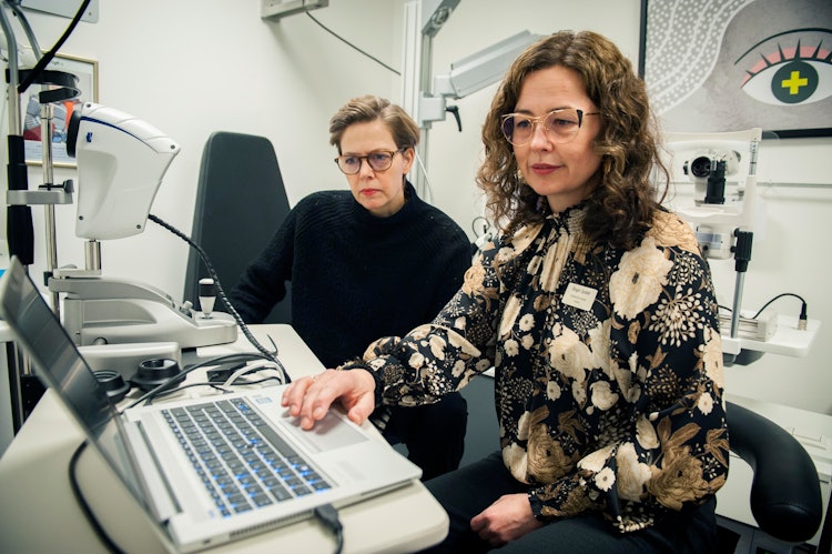 konsultasjon mellom kunde og optiker, her går man steg for steg gjennom funnene og ulike behandlingsmetoder