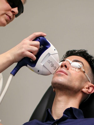 Optiker behandler pasient for tørre øyne