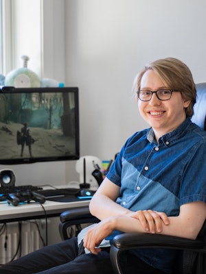 Gutt med databriller som gamer foran PC-skjerm