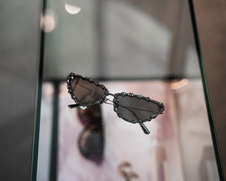 Dior solbrille med cateye form og massse sorte diamanter