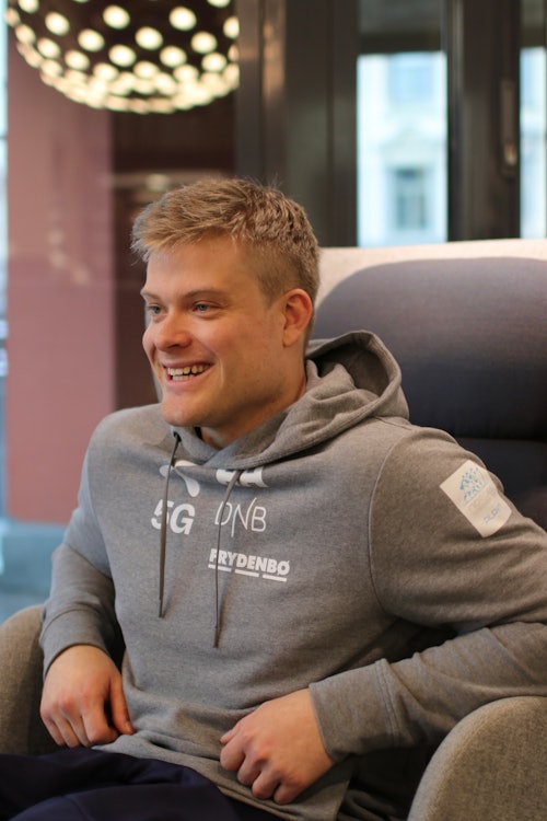 Jesper Saltvik Pedersen smiler i en stol
