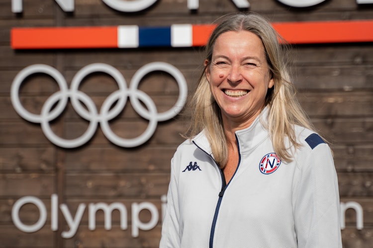 Hanne Haugland smiler foran Olympiatoppen ved Sognsvann