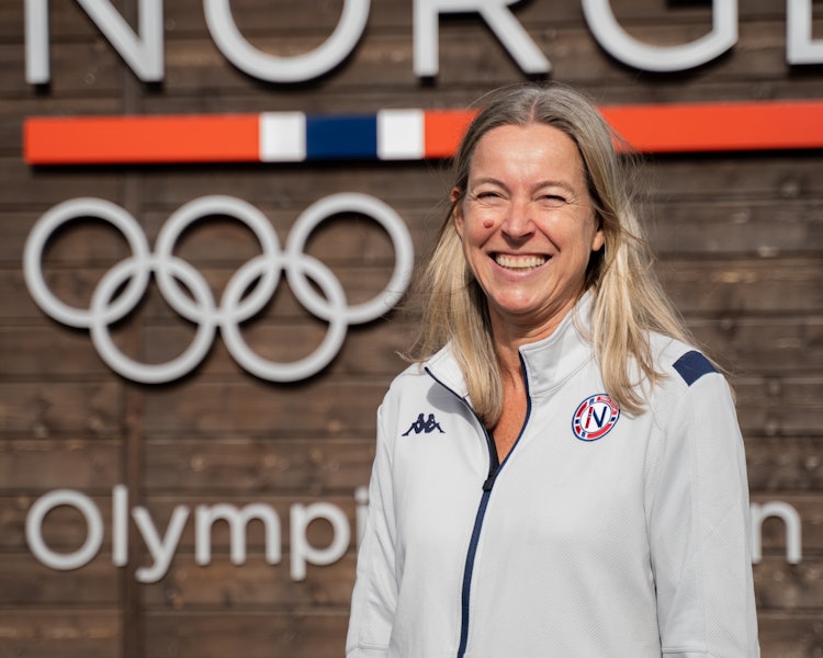Hanne Haugland smiler foran Olympiatoppen ved Sognsvann