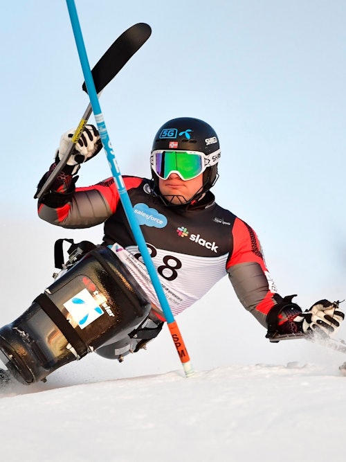 Jesper Saltvik Pedersen i sitski nedover alpintbakke