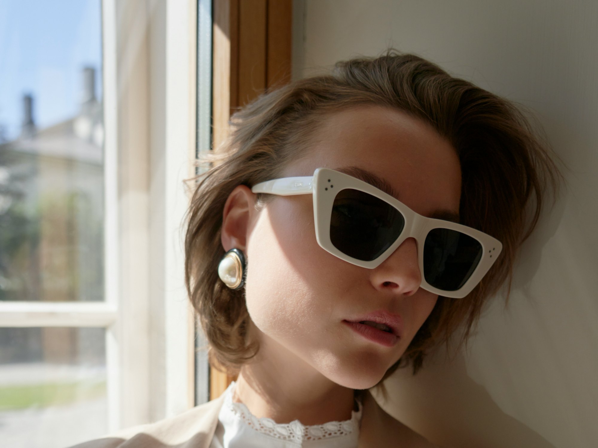 Bilde av kvinnelig modell med Celine solbriller