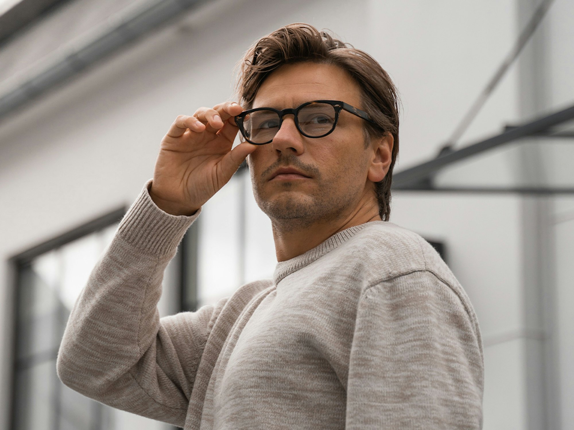 Bilde av mann med briller