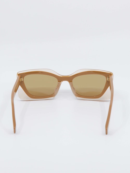 Solbrille fra Fendi, modellnummer FE40034u fargekode 57E