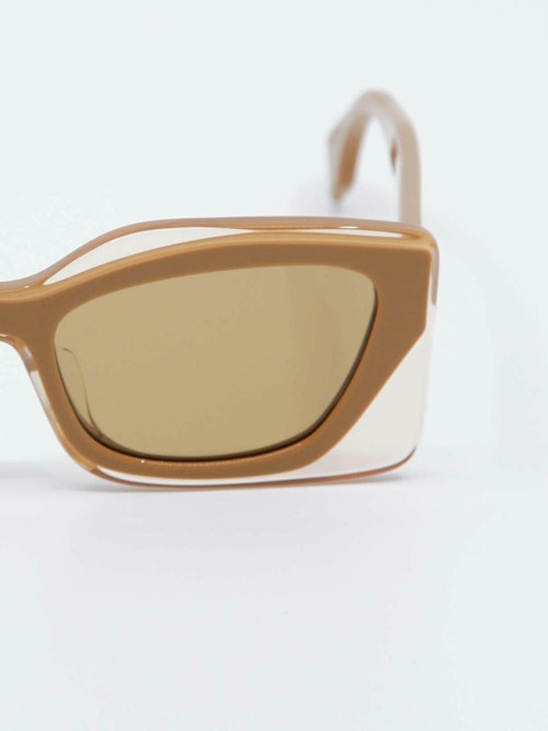 Detaljebilde av solbrille fra Fendi, modellnummer FE40034u