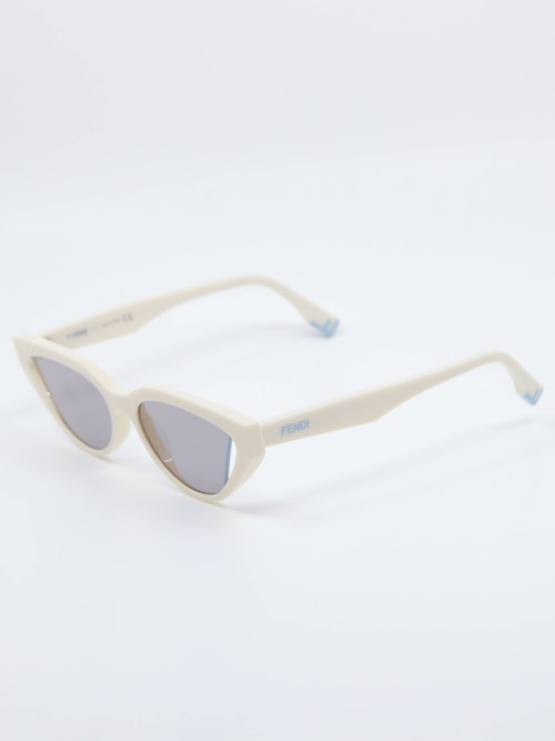 Bilde av hvit solbrille med blå detaljer fra Fendi