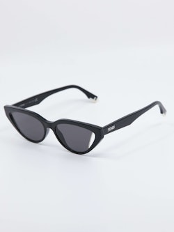 Cateye-solbrille fra Fendi med cut out detaljer