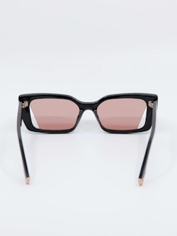 Solbrille fra Fendi modellnummer FE40032i