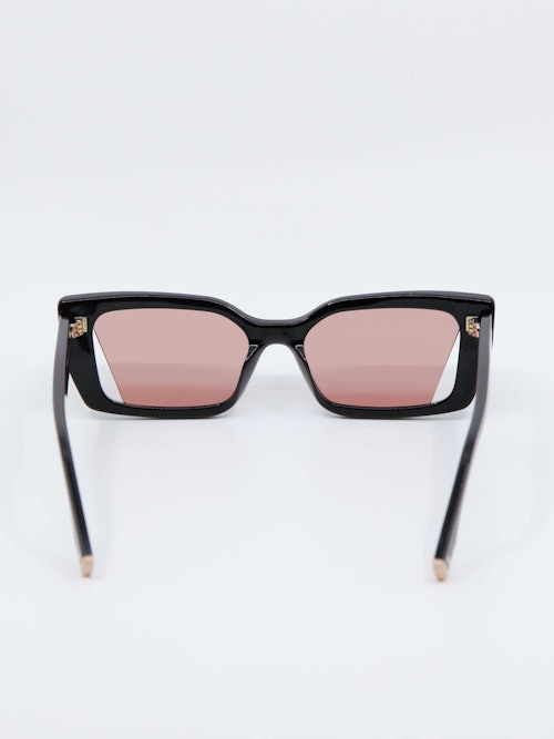 Solbrille fra Fendi modellnummer FE40032i