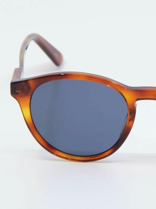 Nærbilde av rund solbrille fra Gucci
