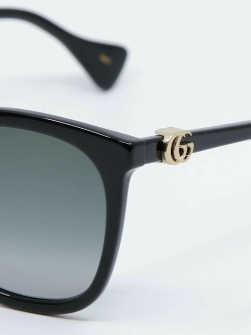 Klassisk sort solbrille med logo fra Gucci