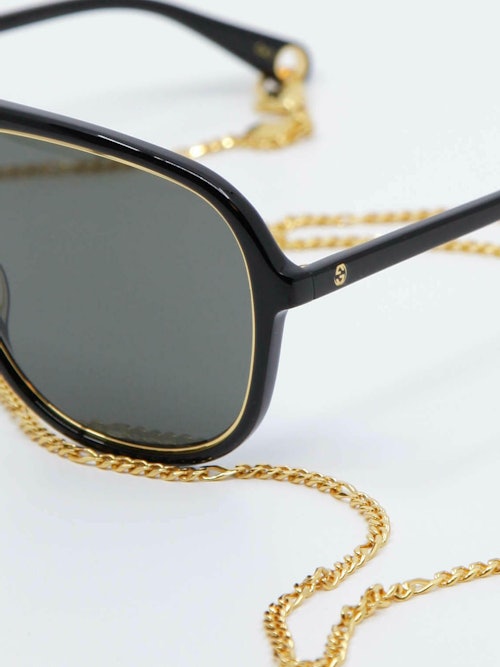 Solbrille fra Gucci med gullenke festet til brillen