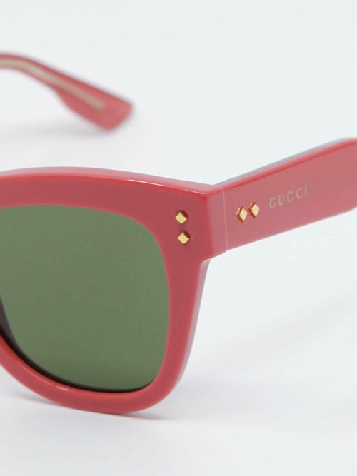 Detaljebilde av rosa solbrille fra Gucci
