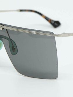 Detaljebilde av solbrille fra Gucci