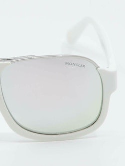 Nærbilde av hvit solbrille med speilglass fra Moncler