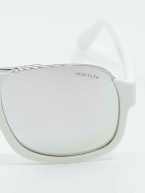 Nærbilde av hvit solbrille med speilglass fra Moncler
