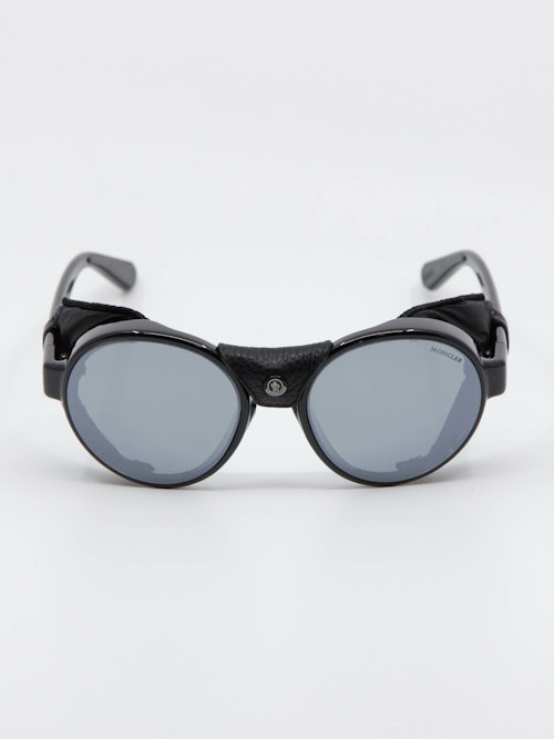 Bilde av sort solbrille fra Moncler, modellnr ML0205