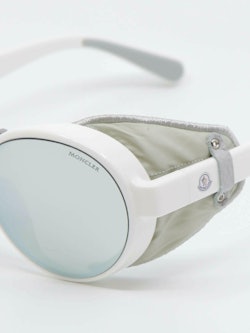 Detaljebilde av solbrille fra Moncler