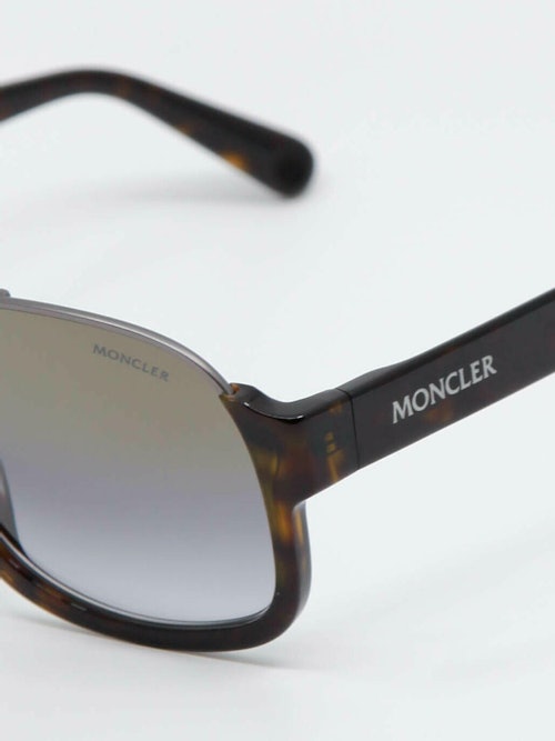 Nærbilde av solbrille fra Moncler