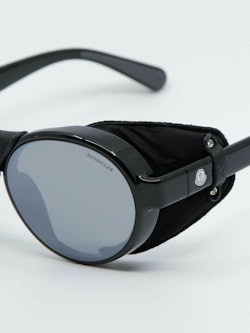 Detaljebilde av solbrille fra Moncler