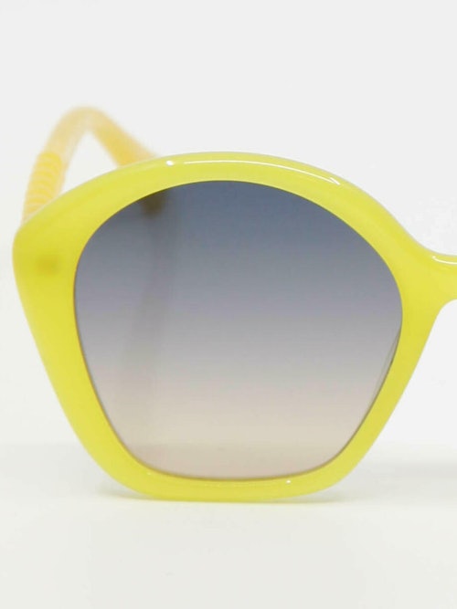 Nærbilde av gul solbrille fra Chloe