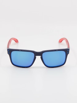 Bilde av solbrille fra Oakley Junior i farge blå og rød