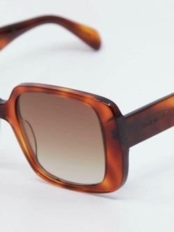 Nærbilde av solbrille Asta i farge 1104 fra Holzweiler