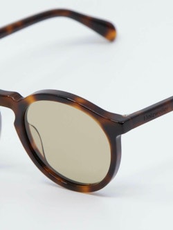 Detaljebilde av solbrille fra Holzweiler modell Frej