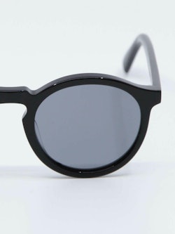 Rund solbrille fra Holzweiler modell Frej