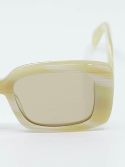 Nærbilde av solbrille Georg fra Holzweiler
