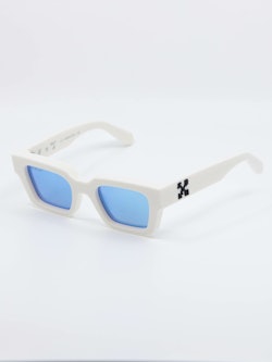 Bilde av hvit solbrille med speilglass fra Off-White