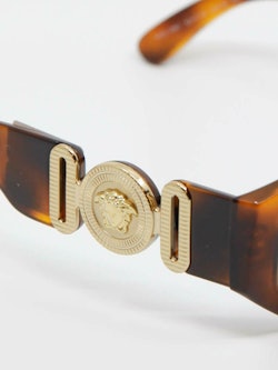 Detaljebilde av solbrille fra Versace
