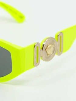 Detaljebilde av solbrille fra Versace i farge gul