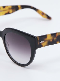 Nærbilde av solbrille fra Barton Perreira i farge sort og havana