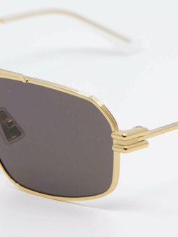 Nærbilde av gull metallsolbrille fra Bottega Veneta