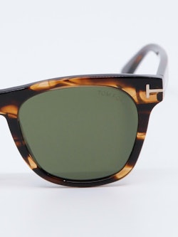 Detaljebilde av solbrille fra Tom Ford modellnummer FT0833