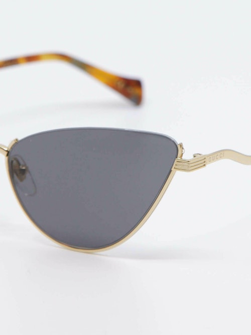 Nærbilde av cat eye-solbrille fra Gucci