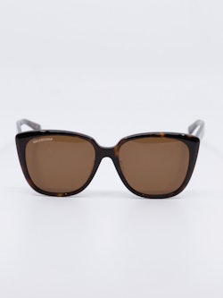 Solbrille i klassisk form, farge brun, bilde forfra