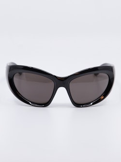 Svart, krummet solbrille fra Balenciaga, bilde forfra