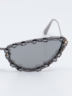 Solbrille med cateye form i fargen sort med sorte krystaller, bilde nær