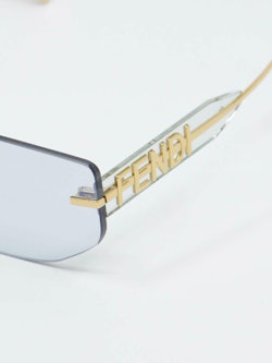 Solbrille uten ramme, gulldetaljer, nærbilde