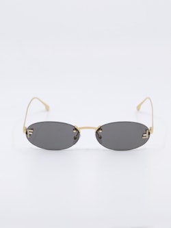 Smale, ovale solbriller i svart og gull, bilde forfra