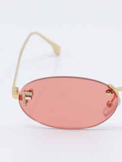 Smale, ovale solbriller i rosa og gull, nærbilde