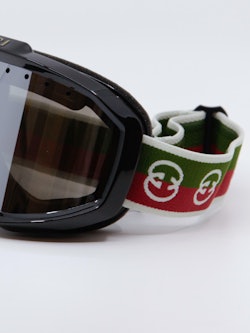 Goggles med gucci-logo på rammen, nærbilde