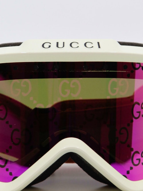 Goggles fra Gucci med logo på glassene, nærbilde