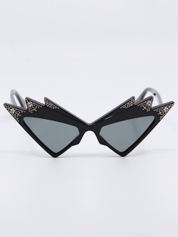 Solbrille med cateye, overstrødd med stjerner og krystaller, bilde forfra