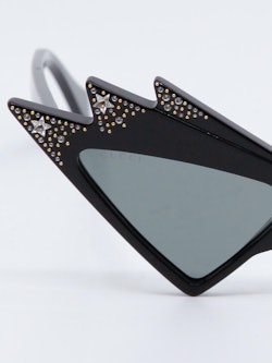 Solbrille med cateye, overstrødd med stjerner og krystaller, bilde nær